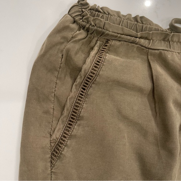 Cloth & Stone Women's Olive Cargo Shorts - Picture 4 of 14